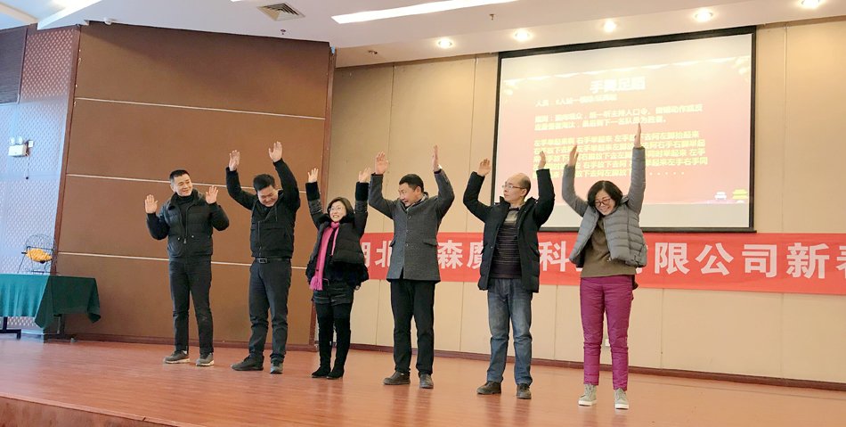 5.jpg 营销负责人李军等人出席晚会